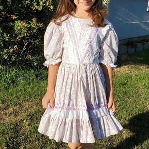 Vintage Cotagecore girl dress